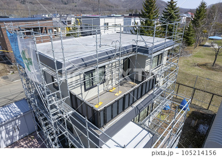 住宅リフォーム 外壁塗装と屋根の張替え作業中の家(空撮) 住宅リフォーム 外壁塗装と屋根の張替え作業中の家(空撮) 105214156