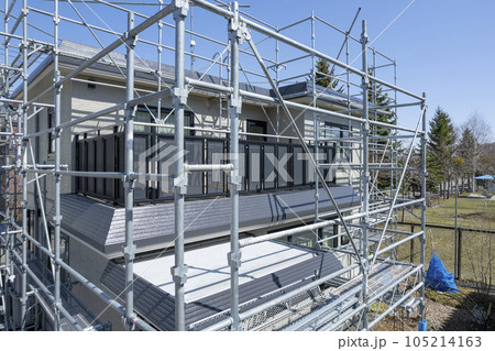 住宅リフォーム 外壁塗装と屋根の張替え作業中の家(空撮) 住宅リフォーム 外壁塗装と屋根の張替え作業中の家(空撮) 105214163