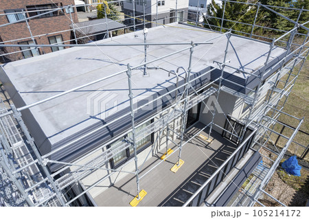 住宅リフォーム 屋根の張替え作業中の家（空撮） 105214172