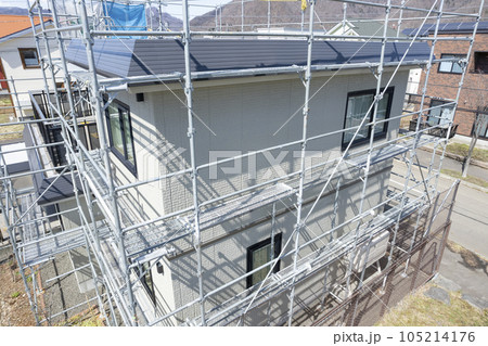 住宅リフォーム 外壁塗装と屋根の張替え作業中の家(空撮) 住宅リフォーム 外壁塗装と屋根の張替え作業中の家(空撮) 105214176