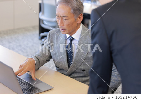 部下の作成した資料の悪い点を指摘する上司_1 部下の作成した資料の悪い点を指摘する上司_1 105214766