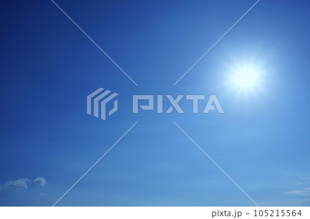 強い紫外線が降り注ぐ太陽 夏空 強い紫外線が降り注ぐ太陽 夏空 105215564