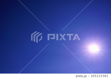 強い紫外線が降り注ぐ太陽 夏空 強い紫外線が降り注ぐ太陽 夏空 105215565
