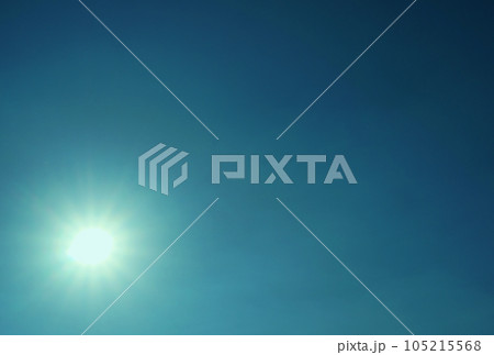 強い紫外線が降り注ぐ太陽 夏空 強い紫外線が降り注ぐ太陽 夏空 105215568