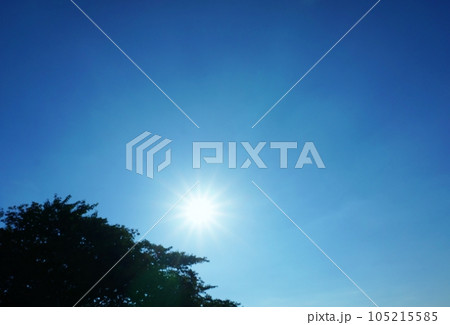 強い紫外線が降り注ぐ太陽 夏空 強い紫外線が降り注ぐ太陽 夏空 105215585