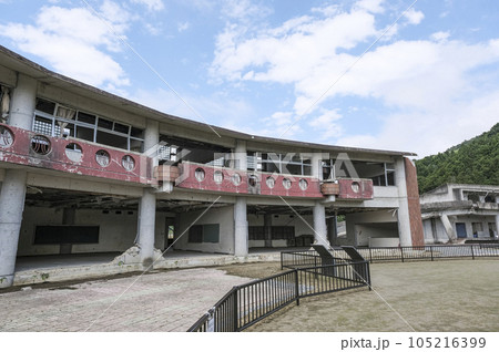 震災遺構として後世に残る大川小学校の校舎 105216399