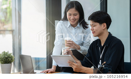 Male and female consult work and exchanges of opinions between chief executive officers. 105216954