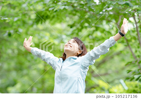 シニア女性 ストレッチ 準備運動 シニア女性 ストレッチ 準備運動 105217136