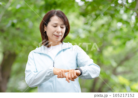 スマートウォッチ　健康管理 105217152