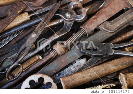 Various metal tools for fitting work 105217173