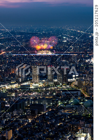 東京の夜景と足立の花火 105217629
