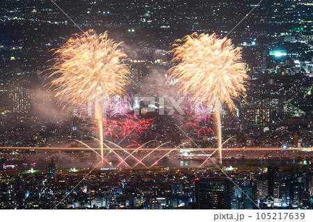 東京の夜景と足立の花火 105217639