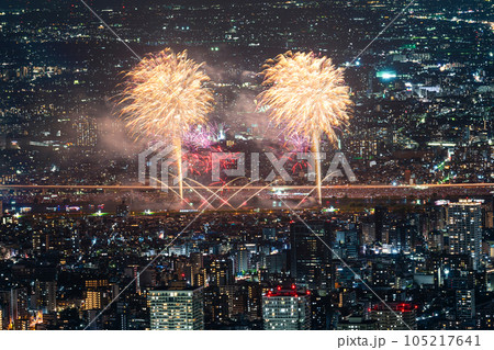 東京の夜景と足立の花火 105217641