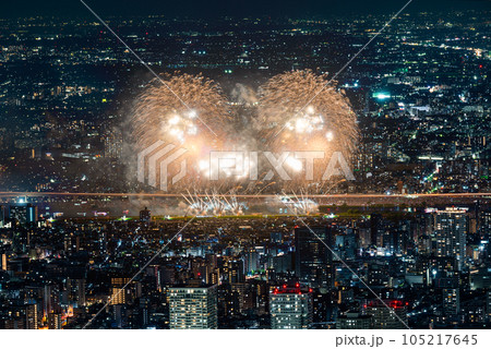 東京の夜景と足立の花火 105217645
