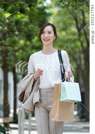 ショッピング　女性　 105217793