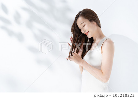 ヘアケア　ロングヘアの女性 105218223