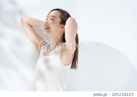 ヘアケア　ロングヘアの女性 105218225