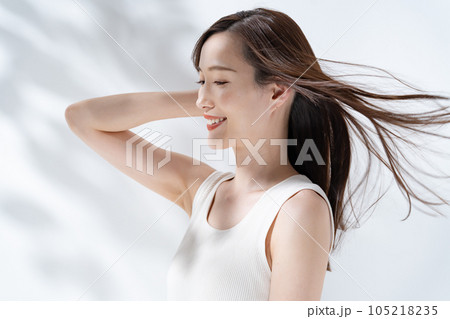 ヘアケア ロングヘアの女性 ヘアケア ロングヘアの女性 105218235