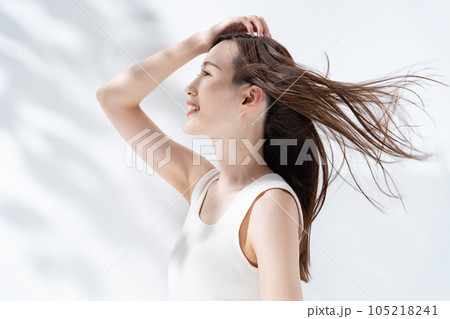 ヘアケア ロングヘアの女性 ヘアケア ロングヘアの女性 105218241