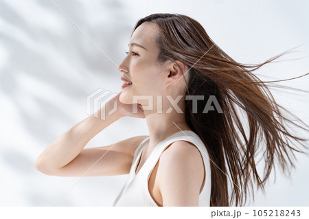 ヘアケア　ロングヘアの女性 105218243