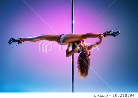 Woman poledancing 105218394
