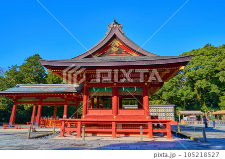 秋の神奈川県鎌倉市 鶴岡八幡宮(舞殿)を若宮方面から見る 秋の神奈川県鎌倉市 鶴岡八幡宮(舞殿)を若宮方面から見る 105218527