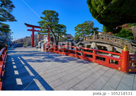 秋の神奈川県鎌倉市 鶴岡八幡宮の太鼓橋付近の東側の赤い橋から三の鳥居方面 秋の神奈川県鎌倉市 鶴岡八幡宮の太鼓橋付近の東側の赤い橋から三の鳥居方面 105218531
