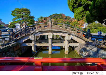 秋の神奈川県鎌倉市 鶴岡八幡宮の太鼓橋を赤い橋から見る 秋の神奈川県鎌倉市 鶴岡八幡宮の太鼓橋を赤い橋から見る 105218532