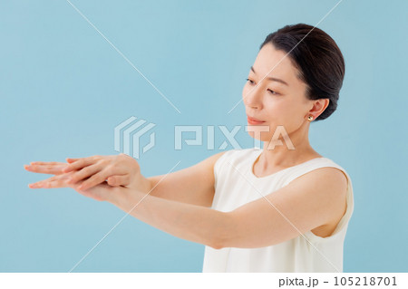 スキンケア　シニア女性 105218701
