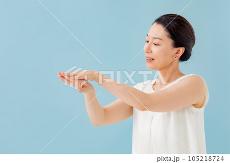 スキンケア　シニア女性 105218724