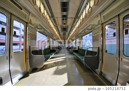 【JR西日本】207系の車内（和田岬線：兵庫駅） 105218731