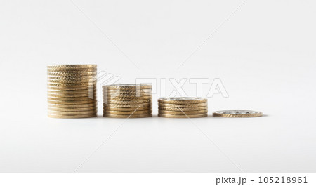 並んだ硬貨　資産の逓減　減価償却費　償却資産 105218961