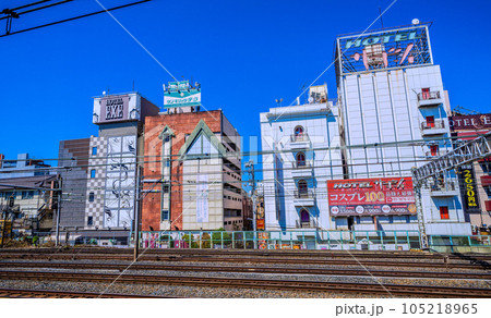 日本の東京都市景観 鶯谷駅前のホテル街などを望む 日本の東京都市景観 鶯谷駅前のホテル街などを望む 105218965