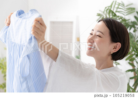 洗濯物を持つ女性 105219058