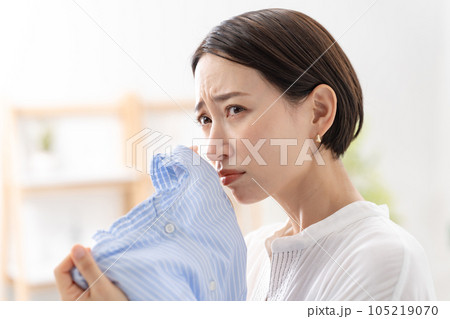 洗濯物を持つ女性　匂う 105219070