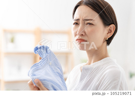 洗濯物を持つ女性 匂う 洗濯物を持つ女性 匂う 105219071