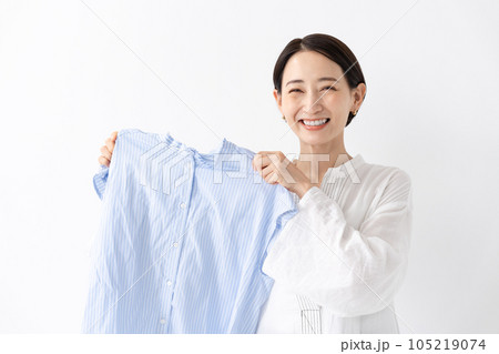 洗濯物を持つ女性 105219074