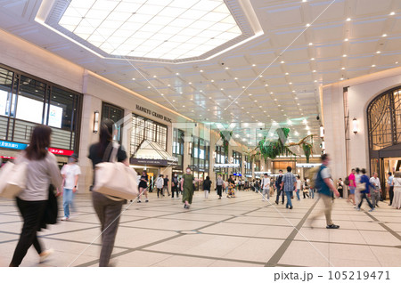 【大阪府】7月・大阪の繫華街、人で賑わうショッピング街 105219471