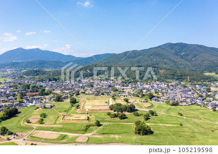 小田城跡歴史ひろばと宝篋山(ホウキョウサン)、筑波山(茨城県) 小田城跡歴史ひろばと宝篋山(ホウキョウサン)、筑波山(茨城県) 105219598