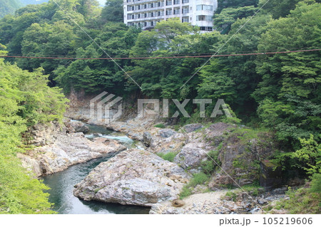 鬼怒川温泉郷絶景の宿絹の渓谷碧流滝見橋（吊橋）からの風景 105219606