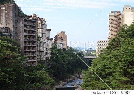 鬼怒川温泉郷絶景の宿絹の渓谷碧流滝見橋（吊橋）からの廃墟ホテル風景 105219608