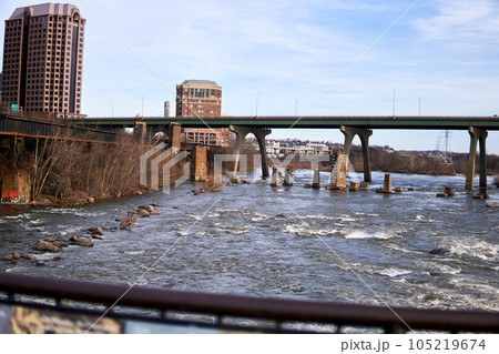 アメリカバージニア州のリッチモンドのジェームス川のようす アメリカバージニア州のリッチモンドのジェームス川のようす 105219674