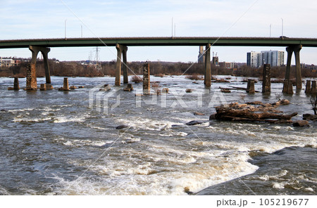 アメリカバージニア州のリッチモンドのジェームス川のようす アメリカバージニア州のリッチモンドのジェームス川のようす 105219677