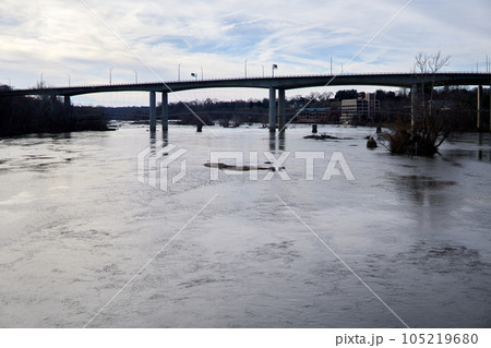 アメリカバージニア州のリッチモンドのジェームス川のようす アメリカバージニア州のリッチモンドのジェームス川のようす 105219680