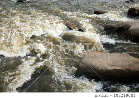 アメリカバージニア州のリッチモンドのジェームス川のようす アメリカバージニア州のリッチモンドのジェームス川のようす 105219683