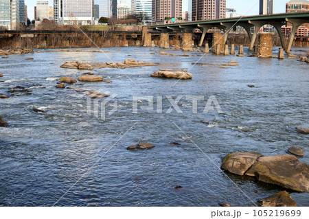 アメリカバージニア州のリッチモンドのジェームス川のようす アメリカバージニア州のリッチモンドのジェームス川のようす 105219699