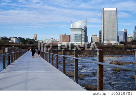 アメリカバージニア州のリッチモンドのジェームス川の遊歩道から眺めたリッチモンドの都市風景 アメリカバージニア州のリッチモンドのジェームス川の遊歩道から眺めたリッチモンドの都市風景 105219703