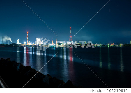 福岡県大牟田市の三池港の夜のライトアップ 105219813