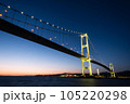 ライトアップされた白鳥大橋 105220298