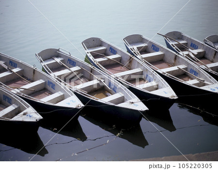 公園の池に並んだ手漕ぎボート 105220305